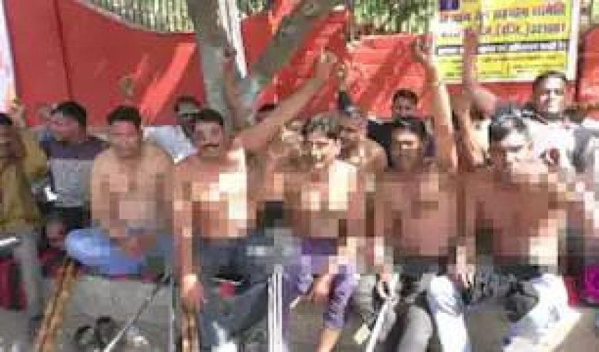 Rajasthan News: राजस्थान में अर्धनग्न होकर दिव्यांगों ने किया प्रदर्शन, सरकार से की ये मांग। 