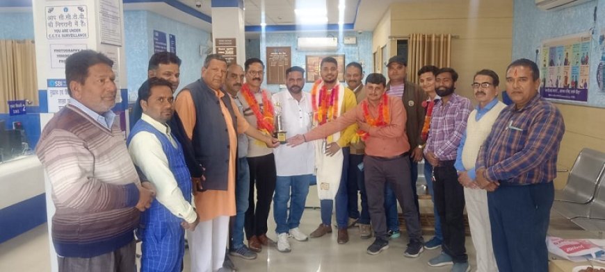 Uttarakhand News: व्यापारियों ने बरहैंनी एसबीआई बैंक के स्टाफ को किया सम्मानित। 