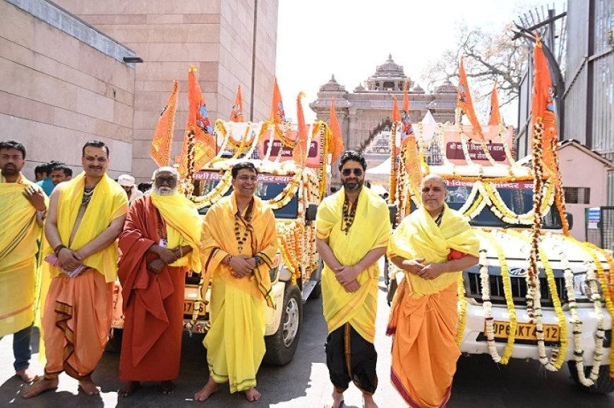 Varanasi News: बाबा के दरबार से कान्हा और कान्हा के दरबार से बाबा को भेजा गया उपहार। 