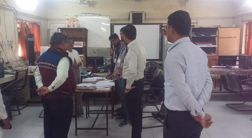 Hardoi News: जिलाधिकारी ने किया कंट्रोल रूम का औचक निरीक्षण, कुछ भी संदिग्ध दिखने पर कॉल संबंधित अधिकारी से बात करने के दिए निर्देश ।