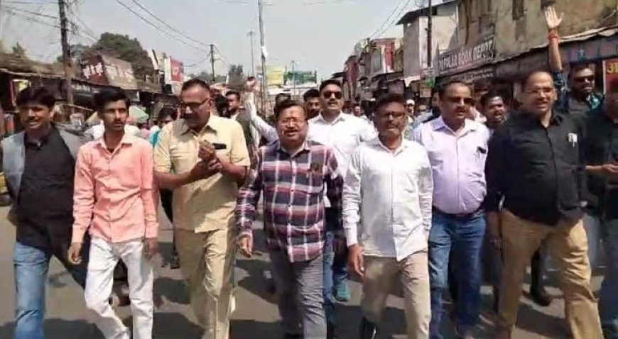 Sitapur News: सीतापुर में पत्रकार की दिनदहाड़े हत्या के विरोध में पत्रकार ने किया पैदल मार्च, मुख्यमंत्री को संबोधित ज्ञापन जिलाधिकारी को सौंपा।