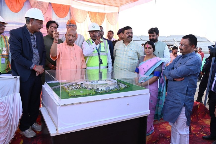 Varanasi News: मुख्यमंत्री ने किया निर्माणाधीन क्रिकेट स्टेडियम का निरीक्षण, सीएम योगी ने इंजीनियरों, अन्य कर्मियों व श्रमिकों से की मुलाकात, बढ़ाया हौसला ।