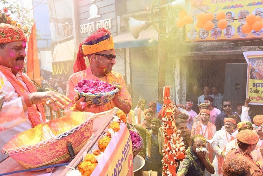 Gorakhpur News: होलिका भस्म की पूजा कर सीएम योगी ने मनाई होली- मुख्यमंत्री ने लिया फाग का आनंद। 