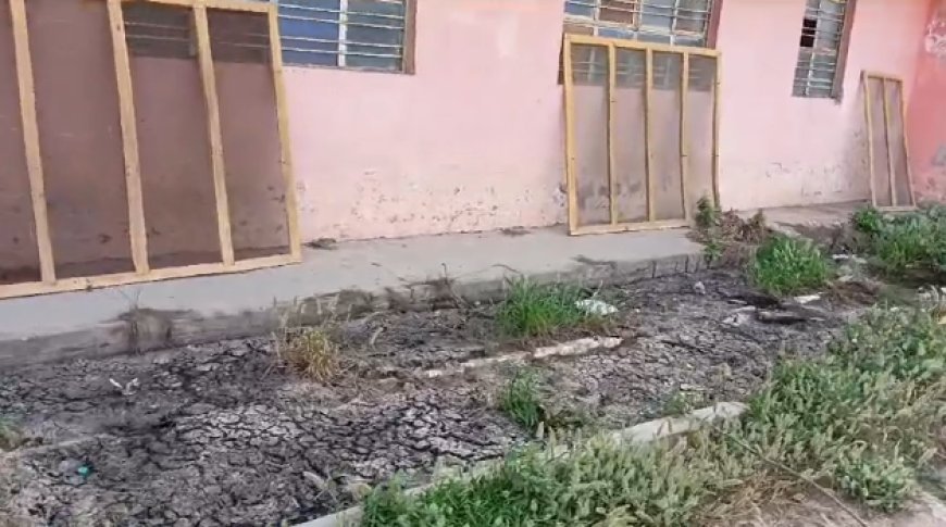 Hardoi News: गंदगी से कराह रहा स्वास्थ्य केंद्र, शौचालय में भी लगा ताला, मरीज हलकान 