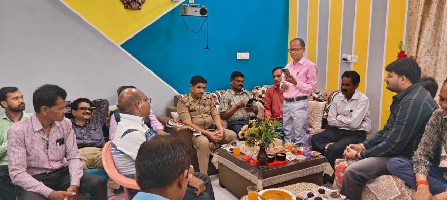 Hardoi News: पत्रकारों ने एक दूसरे के गले मिलकर दी होली की बधाई