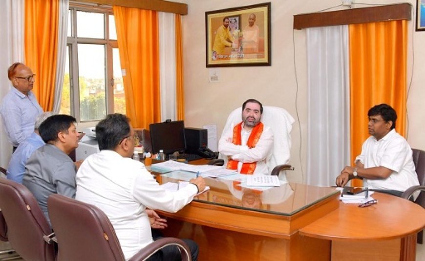 Lucknow News: राज्य मंत्री सतीश चंद्र शर्मा ने दिए संबंधित अधिकारियों को आवश्यक दिशा निर्देश, नियमित समय पर खुले रहे क्रय केंद्र।