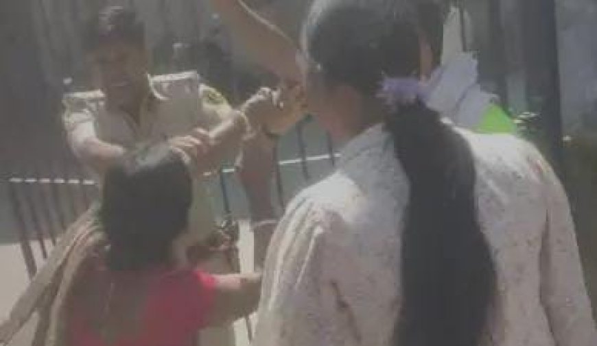Bihar News: महिलाओं पर नारी शक्ति का दिखा अवतार, थाने के बाहर पुलिसकर्मियों की जमकर पिटाई। 