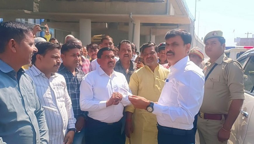 Hardoi News: जिलाधिकारी ने किया रेलवे क्रासिंग का निरीक्षण। 