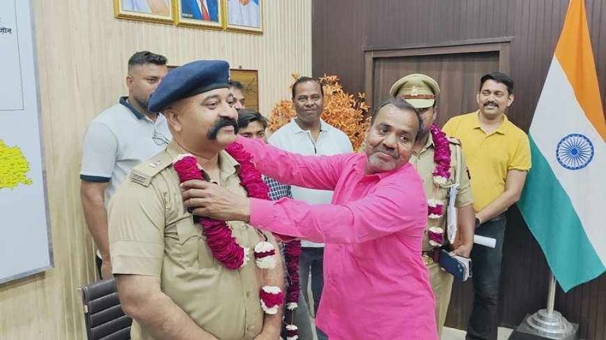 Hardoi News: अपहृत बच्चे को सकुशल पाकर माता-पिता के चेहरे पर आई मुस्कान, एसएसपी को माला पहनकर किया आभार व्यक्त। 