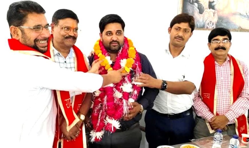 Hardoi News: विकास मिश्रा तीसरी बार निर्विरोध तहसील अध्यक्ष चुने गये, ग्रामीण पत्रकार एसोसिएशन बैठक संपन्न