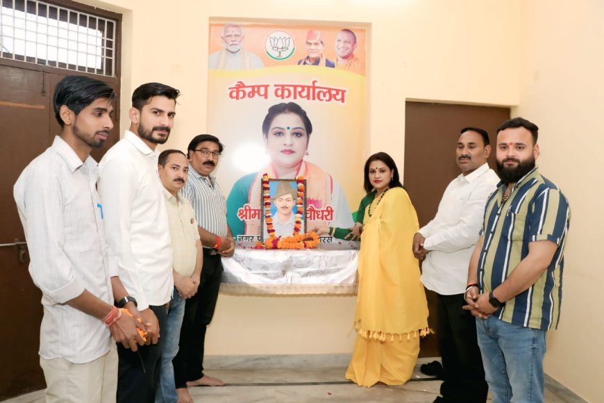 Hathras News: क्रांतिकारियों को माला पहना कर पालिकाध्यक्ष ने नम आखों से की श्रद्धांजलि अर्पित