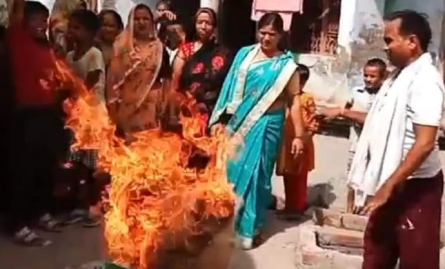 Hathras News: राष्ट्रवादी प्रताप सेना ने सांसद रामजीलाल सुमन का पुतला फूंका