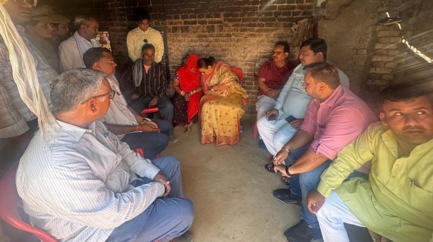 Hathras News: दो मासूमों के साथ दुष्कर्म की वारदात होने की सूचना पाकर सांत्वना देने पहुंची सदर विधायक