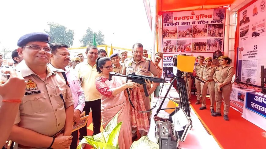 Lucknow News: विभागीय प्रदर्शनी एवं स्टालों का मुख्य अतिथि व डीएम ने किया निरीक्षण