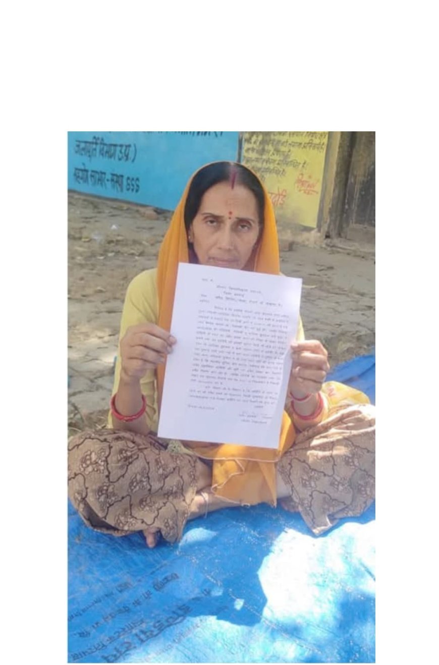 Hardoi News: सरकार के सुशासन दिवस पर खून के आंसू बहा रही महिला, टड़ियावा में पुलिस व लेखपाल की मिलीभगत से भू-माफिया ने कब्जाया प्लाट