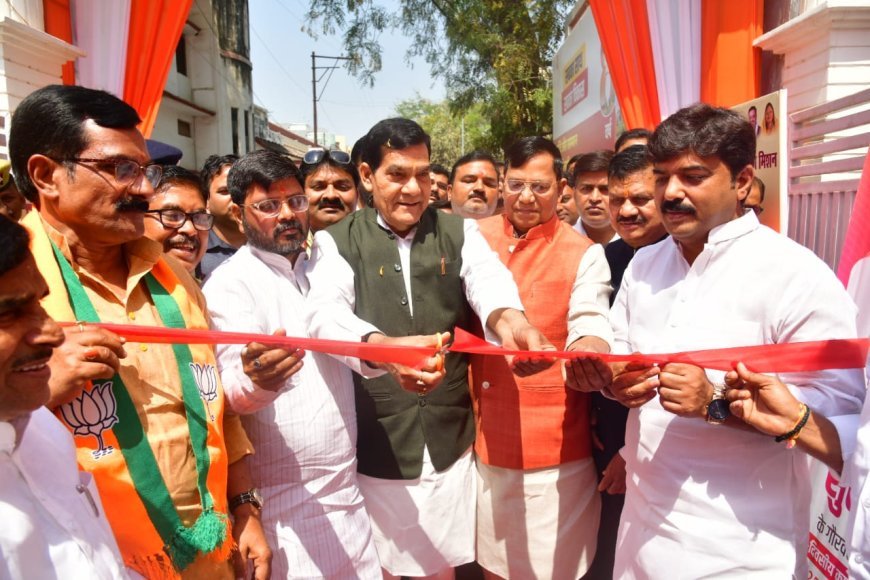 Jaunpur News: प्रभारी मंत्री ए.के. शर्मा ने प्रदेश सरकार की जन्म कल्याणकारी योजनाओं पर आधारित लगी प्रदर्शनी का फीता काटकर शुभारंभ किया