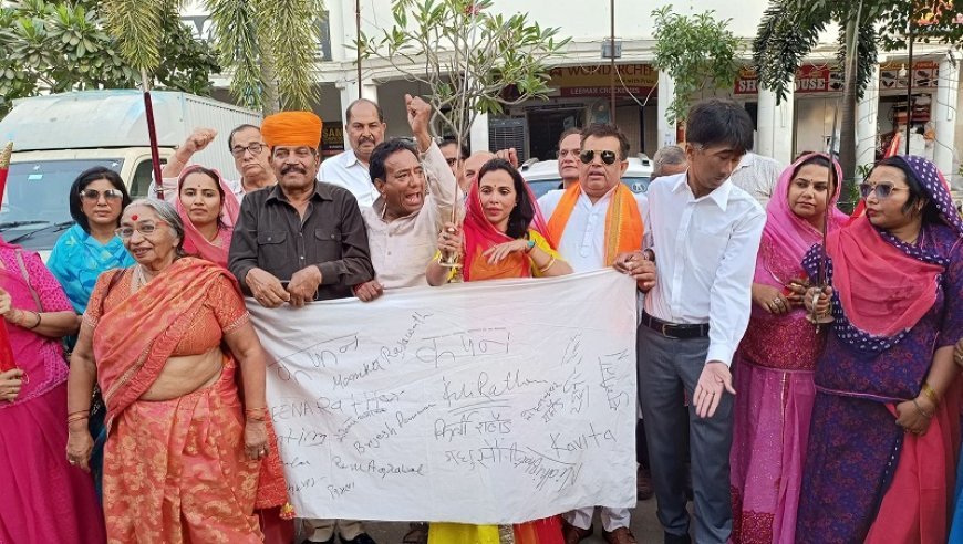 Rajasthan News: तलवारे हवा में लहरा कर जयपुर में हुआ विरोध प्रदर्शन- कीर्ति राठौर ने रामजी लाल सुमन को भेंट किया गया कफन