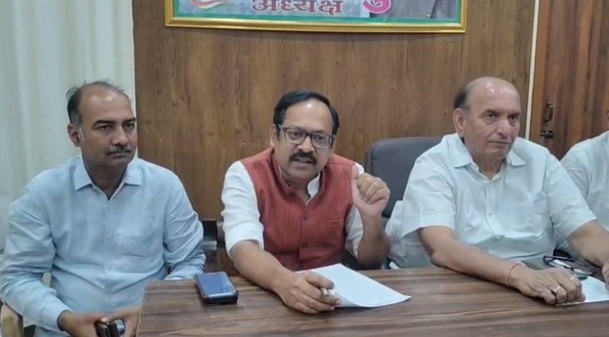 Kanpur News: कांग्रेस प्रवक्ता मनीष हिंदवी का हमला, बोले – 'योगी सरकार के आठ साल सिर्फ़ दिखावा'। 