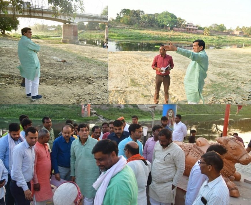 Lucknow News: ए.के. शर्मा ने मऊ में तमसा नदी के तट के विकास हेतु चल रहे निर्माण कार्यों का स्थल निरीक्षण किया। 