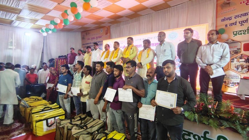 Hathras News: तृतीय दिवस के प्रथम सत्र का शुभारंभ सांसद अनूप प्रधान ने किया