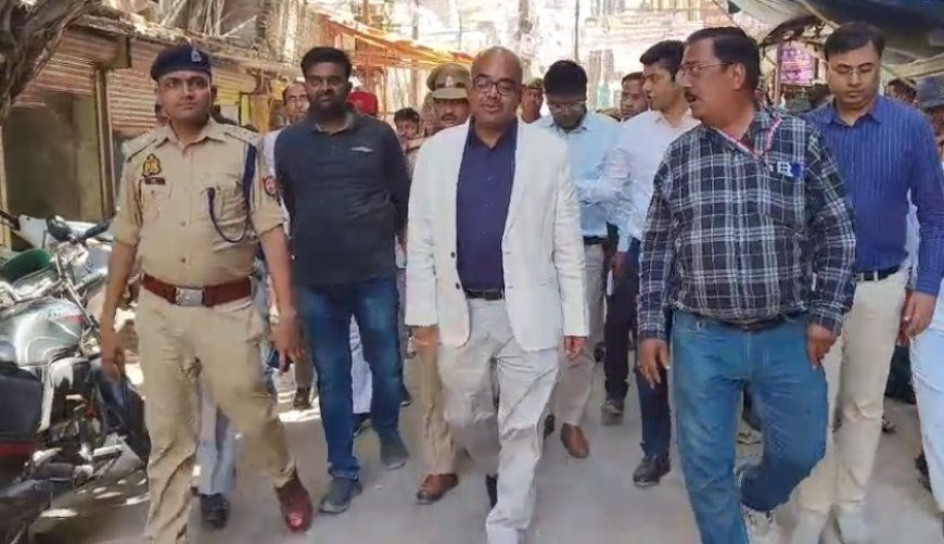 Kanpur News: कानपुर जिलाधिकारी ने नवरात्रि के लिए मंदिरों का किया निरीक्षण। 