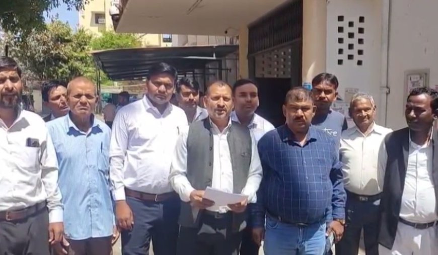 Kanpur News: सपाइयों ने रामजीलाल सुमन की सुरक्षा व्यवस्था को लेकर डीएम को सौंपा ज्ञापन। 