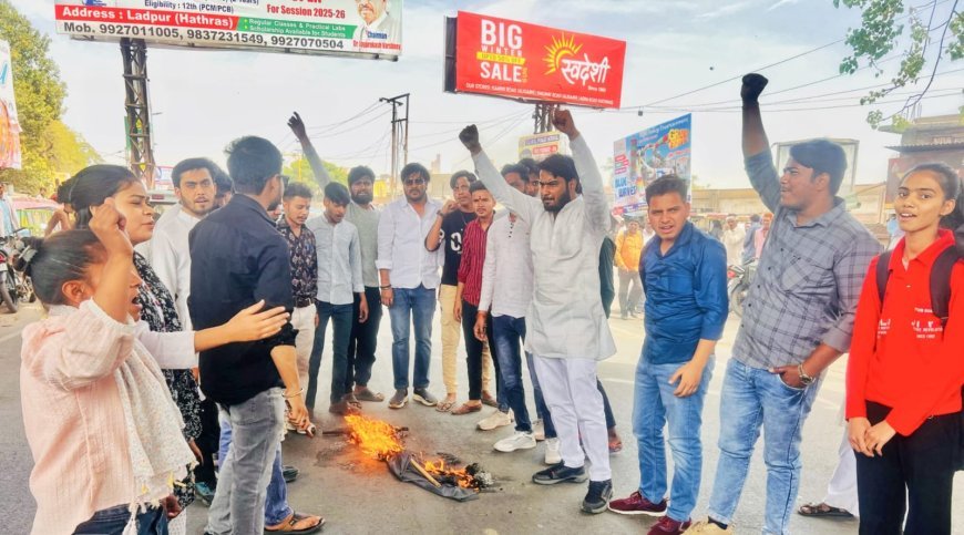 Hathras News: विद्यार्थी परिषद ने सांसद रामजीलाल सुमन, अखिलेश यादव का पुतला फूंका