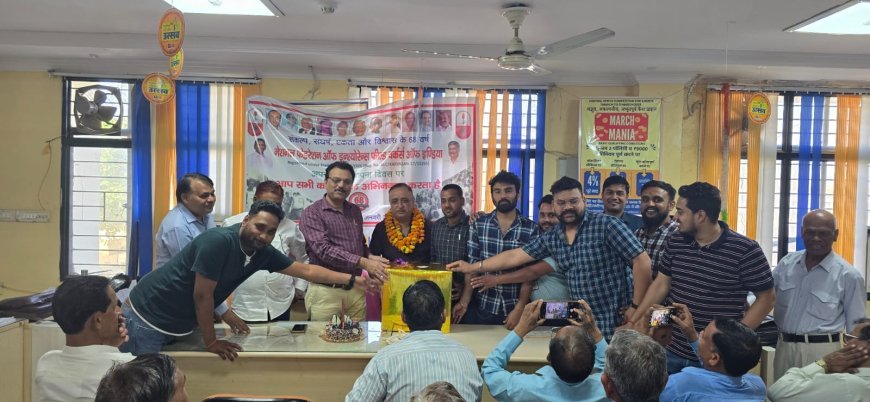 Hardoi News: सेवानिवृत्त विकास अधिकारी राजीव नैय्यर की गरिमामयी विदाई, साथ बिताए मधुर पलों को साझा किया