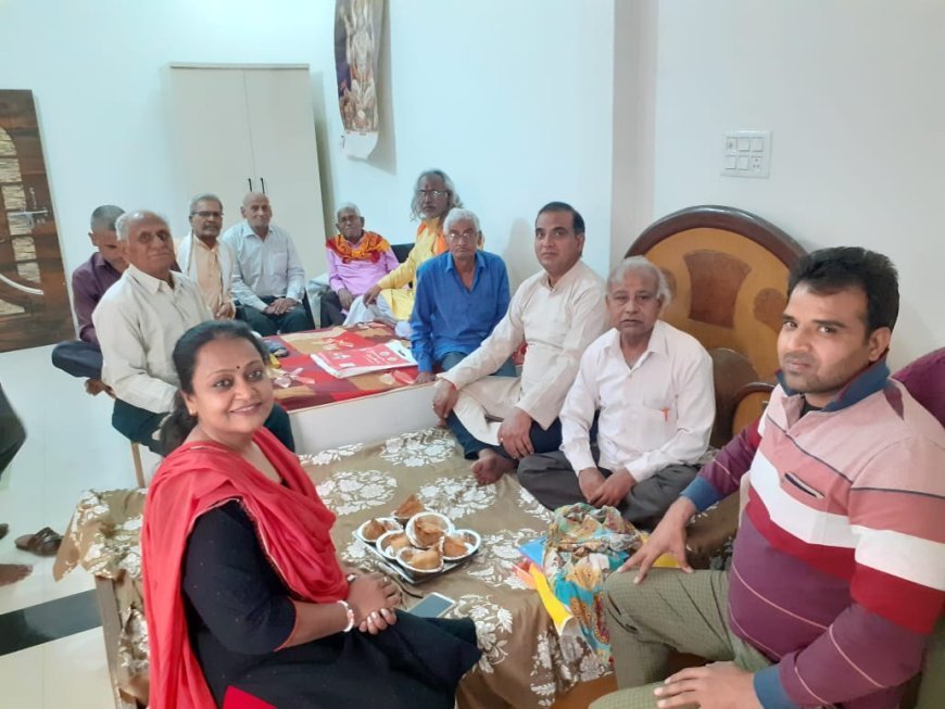 Hathras News: नव संवत्सर के अवसर पर सासनी में सजी कवि चैपाल, रश्मिरथ लेकर आई भोर की ये सु प्रभा