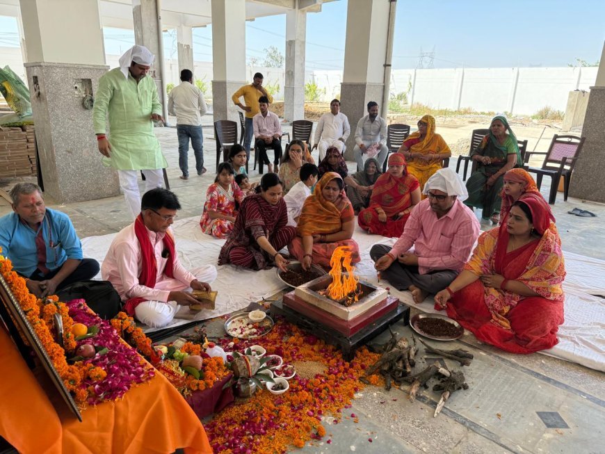 Hathras News: नवरात्रि के पावन अवसर पर राज आयुर्वैदिक फार्मेसी कचौरा में हवन यज्ञ का आयोजन