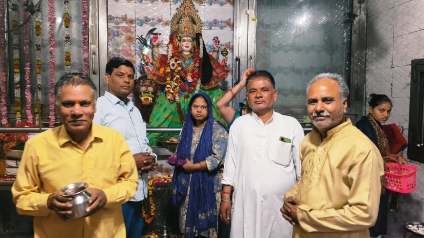 Hathras News: नवरात्र के दूसरे दिन मंदिरों में सुबह से ही लगा भक्तों का तांता