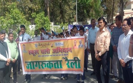 Hardoi News: हरी झंडी दिखाकर जिलाधिकारी ने की स्कूल चलो अभियान की शुरुआत, डीएम ने कहा कि कोई भी बच्चा स्कूल जाने से न छूटे।