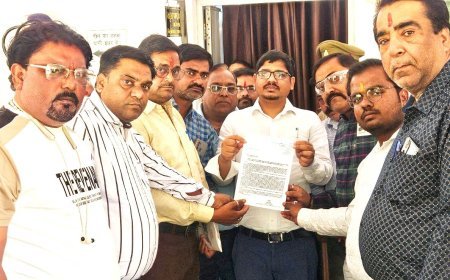 Hathras News: बेतहाशा फीस वृद्धि व अभिभावकों के शोषण के विरोध में एडीएचआर का आंदोलन शुरू