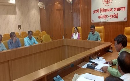 Hardoi News: जिलाधिकारी ने की शिक्षा विभाग की समीक्षा- लापरवाही पर खण्ड शिक्षा अधिकारी व खण्ड विकास अधिकारी का वेतन रोकने के निर्देश। 