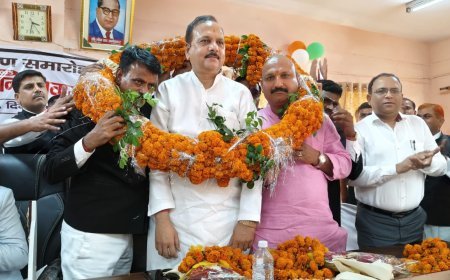 Hardoi News: अधिवक्ता संघ की नवनिर्वाचित कार्यकारिणी को विधायक रानू व जिलाध्यक्ष अजीत सिंह बब्बन ने शपथ दिलाई