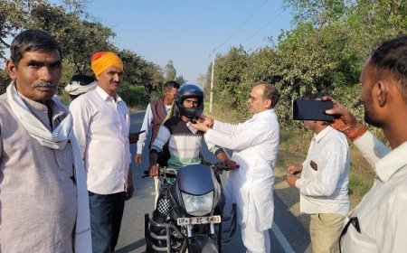 Hardoi News: सुरक्षा का पहला कदम हेलमेट पहनकर खुद को सुरक्षित करें- समाजसेवी अजय सिंह आदित्य ने 1100 वाहन चालकों को नि:शुल्क हेलमेट वितरण किए। 