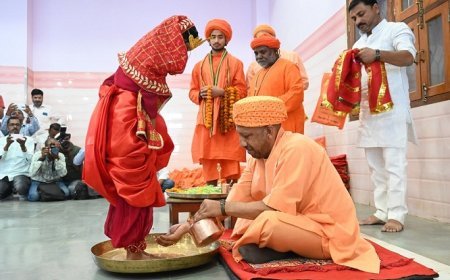 Gorakhpur News: कन्या पूजन कर मुख्यमंत्री ने की मातृ शक्ति की आराधना, कन्या पूजन अनुष्ठान में अपने हाथों से भोजन परोसा मुख्यमंत्री ने। 