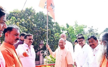 Gorakhpur News: भाजपा के स्थापना दिवस पर CM Yogi ने फहराया पार्टी का झंडा, कहा- ’राष्ट्र प्रथम’ भाव के साथ सेवा, सुशासन व जन कल्याण को समर्पित है भाजपा