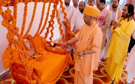 Gorakhpur News: गोरखनाथ मंदिर में CM योगी ने मनाया श्रीराम जन्मोत्सव, प्रभु श्रीराम के विग्रह की आरती उतारी, झूला झुलाया, लोकमंगल की प्रार्थना की