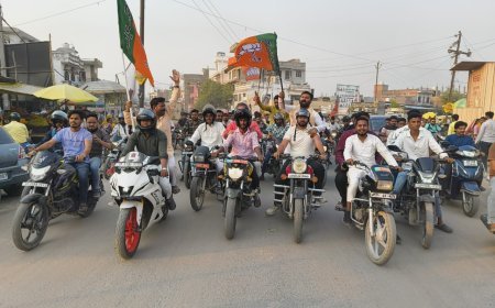 Hardoi News: भाजपा पार्टी की स्थापना दिवस पर कस्बे में निकाली गई बाइक रैली