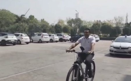 Palwal News: जिला उपायुक्त डा. हरीश कुमार वशिष्ठ साइक्लोथॉन आगामन से पूर्व साइकिल चलाकर कार्यालय पहुंचे