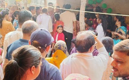 Hardoi News: मां गार्गी के थान पर लगी श्रद्धालुओं की भीड़, मन्नत पूरी होने पर लोगों ने चढ़ाया प्रसाद