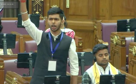 Deoband News: दून वैली पब्लिक स्कूल के छात्र दिव्य मोंगा ने सीएम योगी आदित्यनाथ की मौजूदगी में राज्य स्तरीय युवा संसद में अपना जलवा बिखेरा