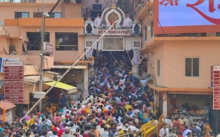 Ayodhya News: अद्भुत संयोग पर अयोध्या में उमड़ा आस्था का सैलाब, रामलला को लगा 56 भोग, हनुमान मंदिरों में भव्य आयोजन