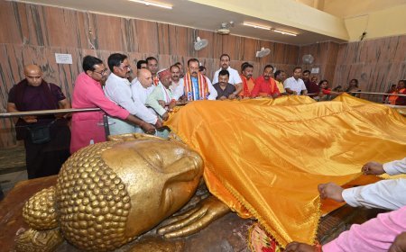 Lucknow News: उप मुख्यमंत्री केशव प्रसाद मौर्य ने तथागत बुद्ध की प्रतिमा पर चढ़ाया चीवर, की प्रदेशवासियों की कुशल मंगल की कामना