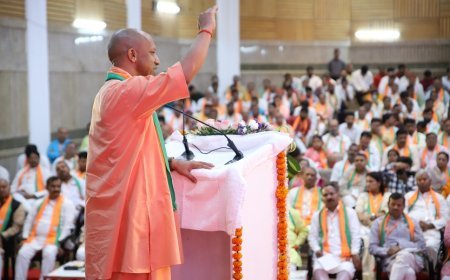 Lucknow News: वक्फ के नाम पर भड़काई जा रही हिंसा, मुर्शिदाबाद में तीन हिंदुओं की घर से खींचकर की गई हत्या- योगी  