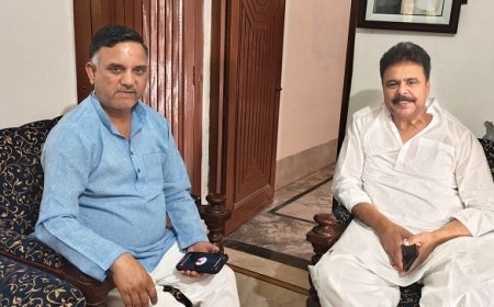 Hardoi News: पूर्व विधायक के पिता के निधन पर शोक जताने वालों का तांता लगा। 