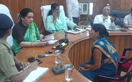 Lucknow News: महिला आयोग की उपाध्यक्ष ने पुलिस लाइन सभागार में जनसुनवाई कर पीड़ितों की सुनी समस्याएं। 