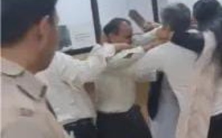 Delhi News: कोर्ट के अंदर जमकर चले लात-घूँसे, महिलाएं भी दिखी मारपीट करती।