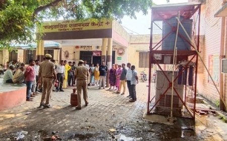 Sitapur News: अग्नि शमन प्रभारी ने अपनी टीम के साथ स्वास्थ्य कर्मचारियों को आग बुझाने की दी जानकारी। 